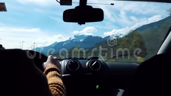 年轻的朋友乘汽车穿越欧洲山和蓝天的景色视频的预览图