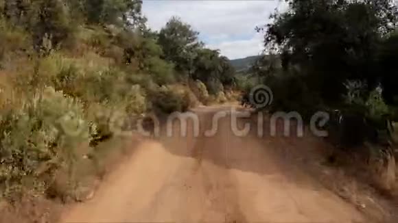 比拉哈塔旁边的莫雷纳山脉的土路视频的预览图
