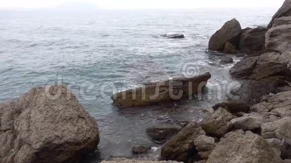 寒冷的黑海海浪拍打在克里米亚的诺维斯维村的岩石海岸没有人视频的预览图