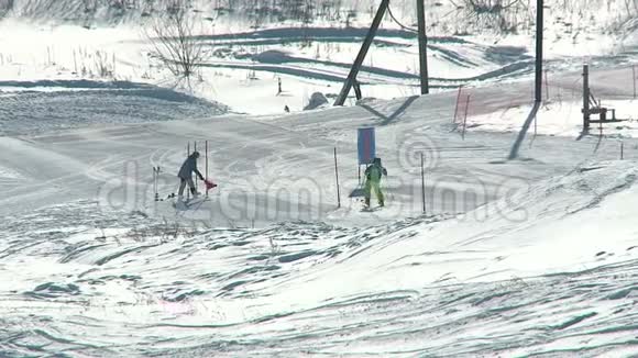 滑雪者在跑道上滑雪视频的预览图