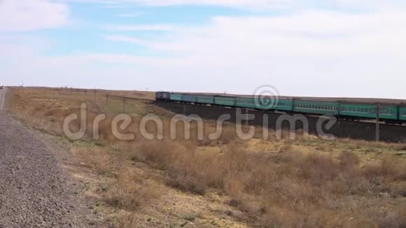 沙漠上的火车视频的预览图