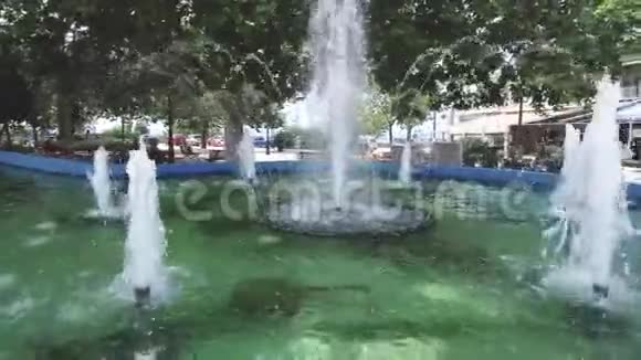 喷泉在希腊的广场上圆形运动视频的预览图