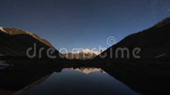 星空之夜和银河的时间在山谷和湖泊上空流逝视频的预览图