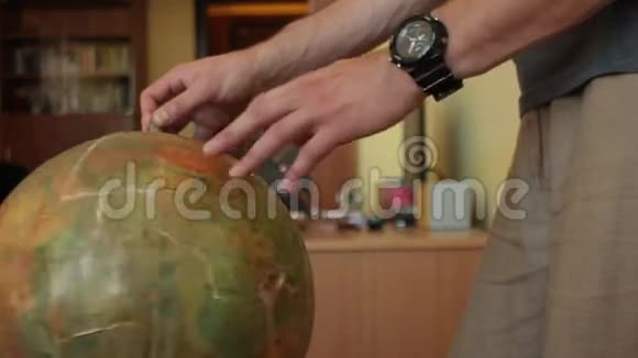 男性手旋转旧地球仪视频的预览图