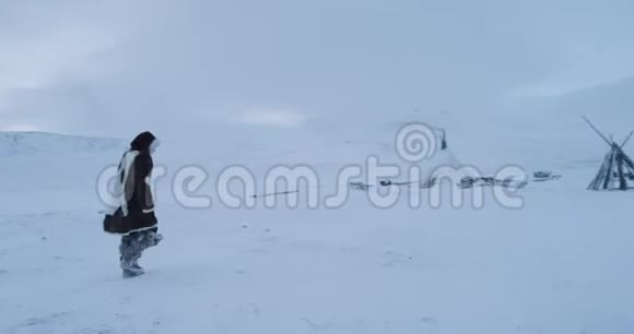 步行男子在北极到蒙古包营地他有传统的衣服从皮毛视频拍摄与无人机缓慢的动作视频的预览图