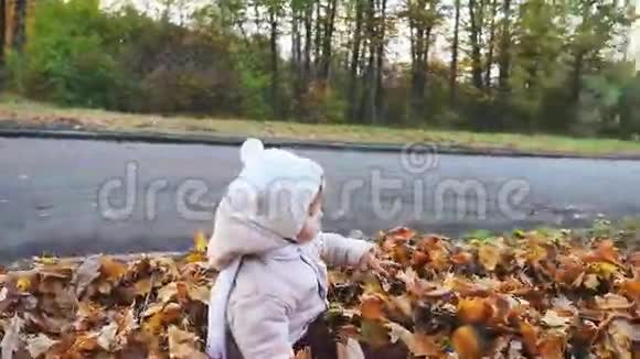 妈妈在秋天公园拍婴儿录像手机视频的预览图