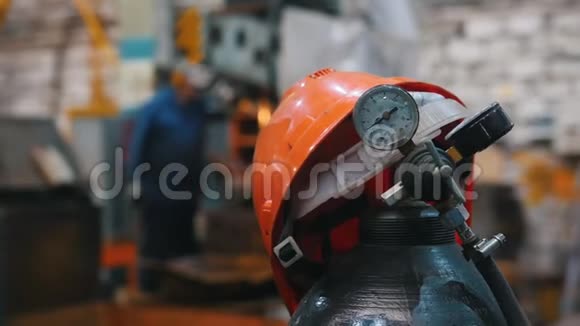 工业概念焊接用气瓶上的红色头盔工厂视频的预览图