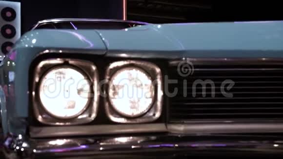 在一辆漂亮的老蓝复车里燃烧着大灯视频的预览图