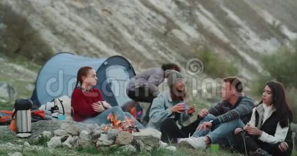 晚上露营的时候朋友们在篝火旁不寒而栗吃棉花糖男朋友给他挑毯子视频的预览图