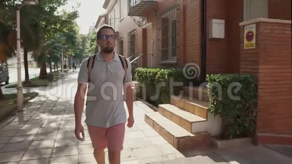 成年苗条男子白天独自在夏季城市散步视频的预览图