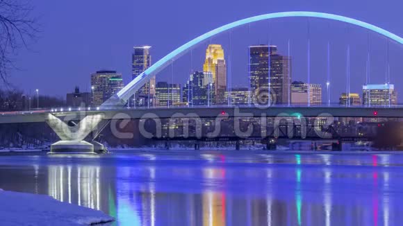 明尼阿波利斯在冬季暮光之城4KUHD时间推移期间被压缩在密西西比河反射的蓝色矮桥上视频的预览图