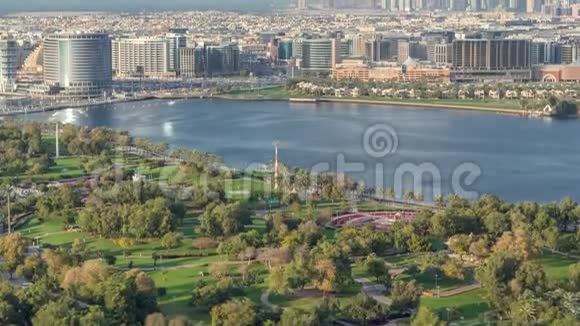 阿联酋迪拜美丽的公园和运河鸟瞰图视频的预览图