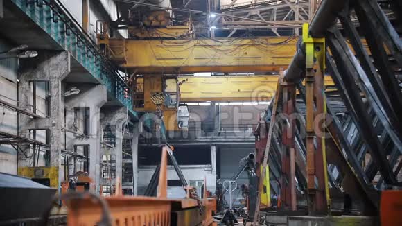 在工厂的地盘上生产起重机视频的预览图