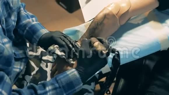 在男性手臂假体上制造纹身视频的预览图