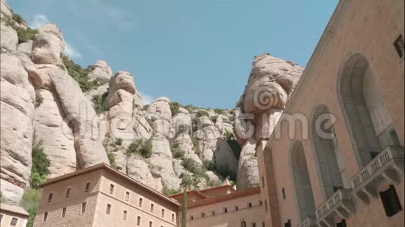蒙塞拉特修道院上空蓝天的钟声时刻视频的预览图