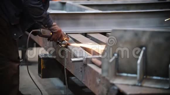 在工厂里一个人磨一小块金属视频的预览图