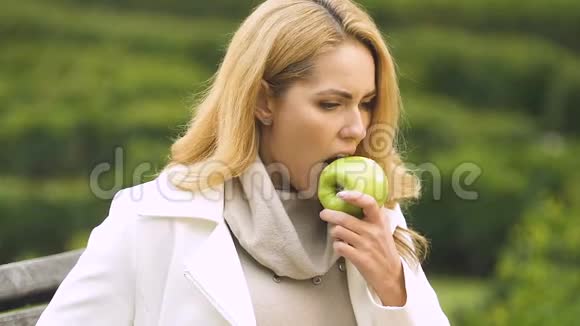 年轻迷人的女性咬苹果感觉恶心消化不良牙齿敏感视频的预览图