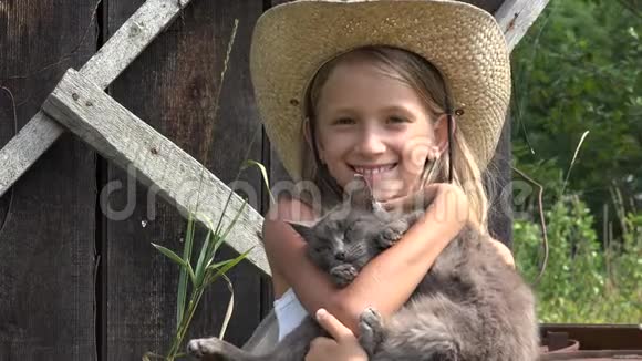 儿童玩猫在花园笑女肖像与小猫动物宠物4K视频的预览图