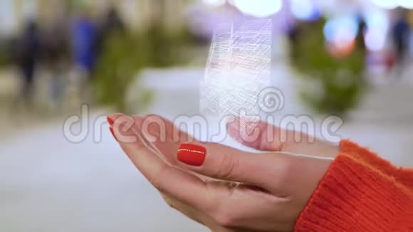 女性手拿着全息图的钞票视频的预览图