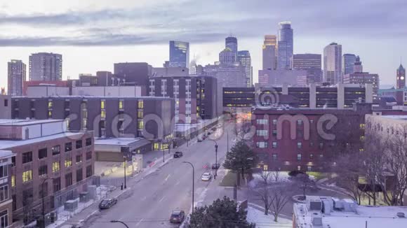 在色彩斑斓的黄昏4KUHD时间推移一条通往明尼阿波利斯市中心的单向交通的广角镜头视频的预览图