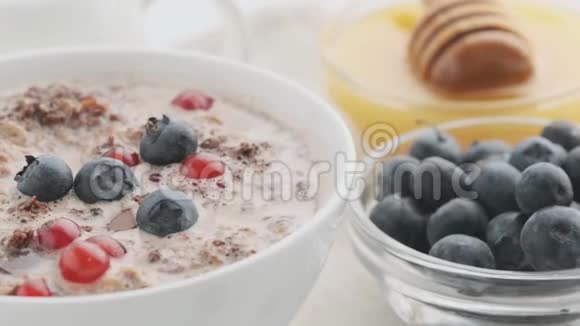 把牛奶和浆果放在白色的碗里视频的预览图