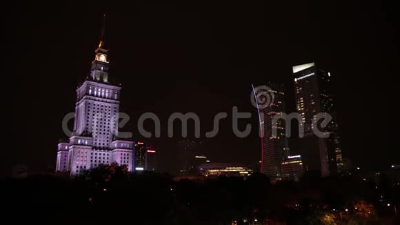 波兰华沙文化和科学宫夜晚的城市被照亮视频的预览图