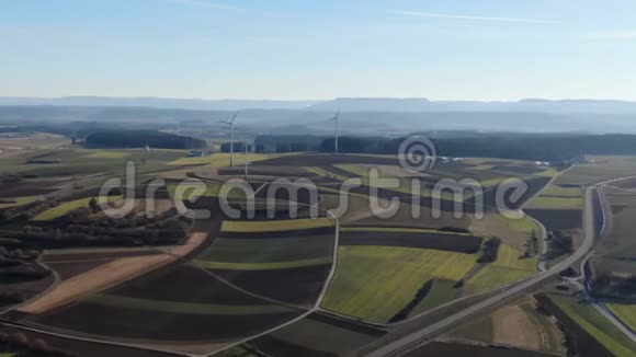 美丽的田野和风车背景上有山4k视频的预览图