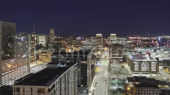 明尼阿波利斯建筑和街道交通4KUHD时间推移的高广角夜间拍摄视频的预览图