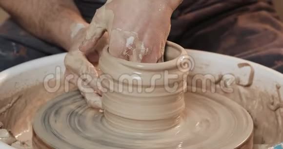 手中的陶工制作陶瓷制品的陶工的车轮特写手工制作手工制作视频的预览图