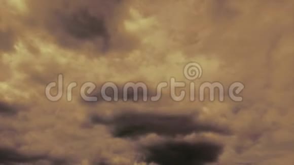 日落时蓬松的云彩在愉快的气氛中消失的壮观时光视频的预览图
