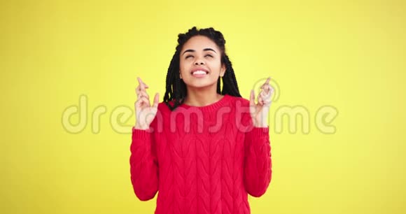漂亮的非洲年轻女士在一间画室里黄色的背景墙交叉着手指祈祷着什么视频的预览图