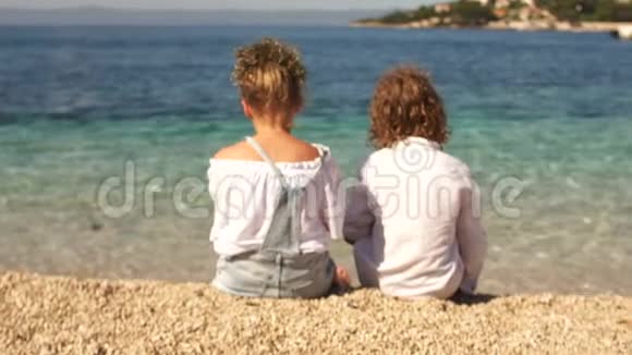 一对少年一男一女坐拥在美丽清海的岸边后景爱情视频的预览图