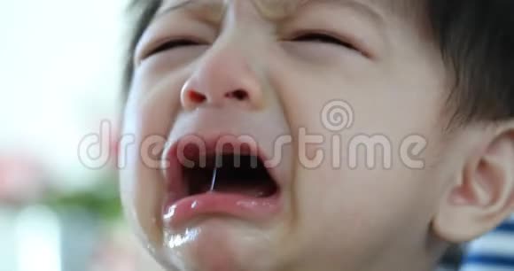 小男孩哭着流泪不开心视频的预览图