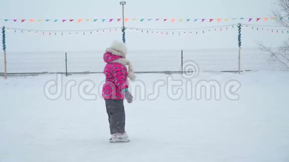 小女孩滑冰和试图保持脚视频的预览图