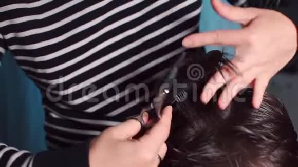 做美发师的特写视频的预览图
