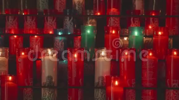 蒙特塞拉特修道院的蜡烛悲伤沉闷失落正面视图视频的预览图