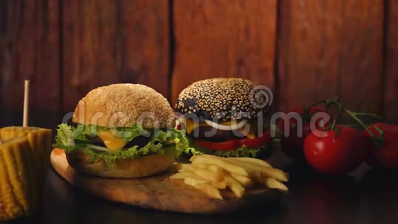 一张黑桌子上放着两个黑而淡的面包西红柿玉米和一个煎锅背景是一个视频的预览图