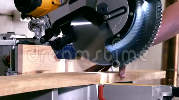 固定圆锯的特写是在细木厂锯木视频的预览图