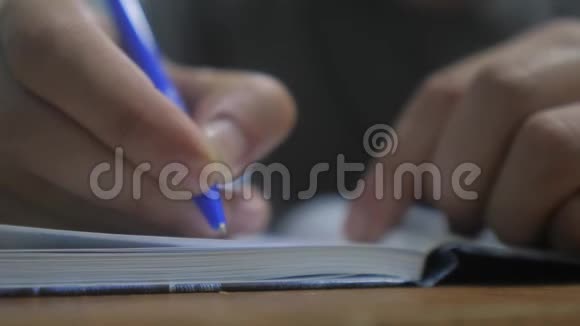 人在笔记本上写字男人的生活方式手写在记事本上概念商业教育男人做笔记视频的预览图