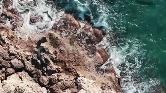 极端的波浪撞击岩石强大的海浪撞击岩石海岸线海景波浪飞溅巨大的海浪美丽的大海视频的预览图