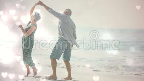 快乐的退休老人在海滩上跳舞心为情人节做动画视频的预览图