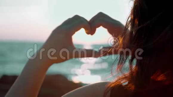 恋爱中的女孩在和最好的朋友度假时享受日落时的温柔时刻快乐专属的情感观念视频的预览图