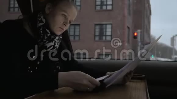 忙碌的女商人乘火车旅行做她的工作视频的预览图