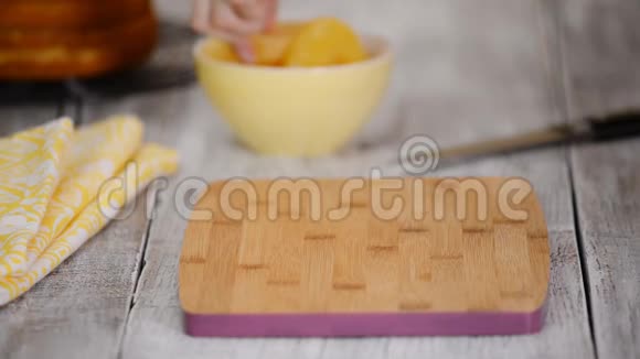 手在木桌上的砧板上切菠萝视频的预览图