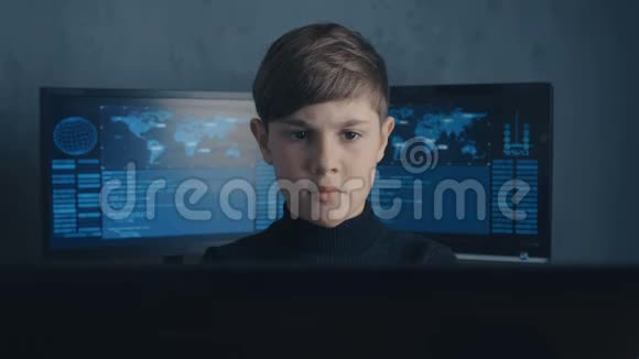 天才少年神奇黑客系统在网络空间可爱的孩子年轻的程序员在数据中心工作的计算机视频的预览图