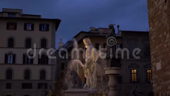 尼普顿喷泉是意大利佛罗伦萨的喷泉维奇奥宫慢动作视频的预览图