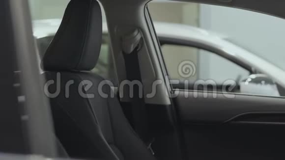 画像上有魅力自信长胡子的商人坐在车里检查从车里买的新车视频的预览图