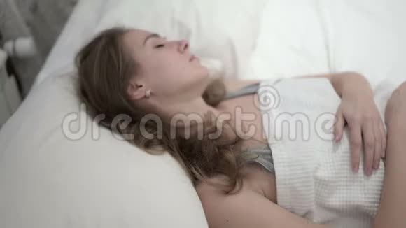 年轻女子想睡在床上视频的预览图