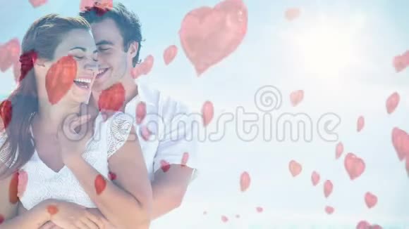 快乐的一对情侣在阳光明媚的日子里抱着红色的气球度过情人节视频的预览图