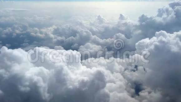 从飞机窗口飘来的云从飞机窗口看到的云4k视频视频的预览图